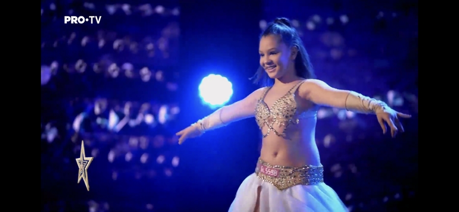 Românii au talent: O fetiță din Galați de numai 11 ani a dansat bellydance