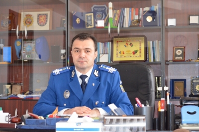 Din împuternicit la comandă, şef plin