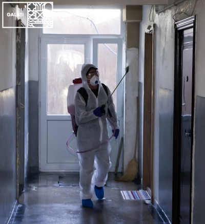 A început dezinfectarea tuturor scărilor de bloc din Galaţi