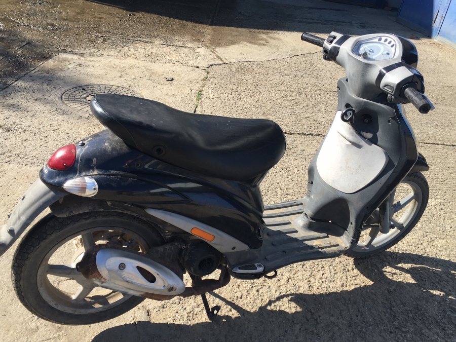 Conducea pe drumurile publice, fără drept, un moped căutat de autorităţile italiene
