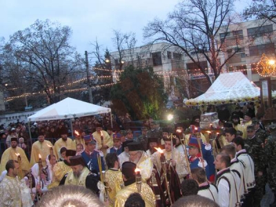 Mii de gălăţeni au întâmpinat moaştele Sfinţilor Împăraţi Constantin şi Elena