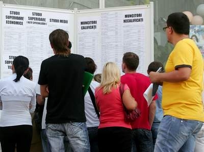 Cum scade şomajul la români, pe hârtie