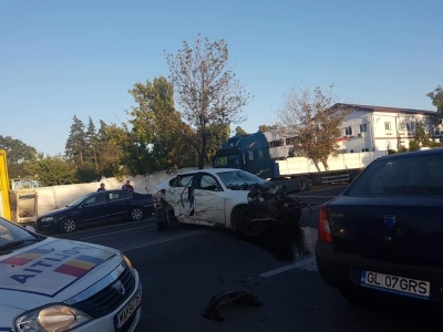 Impact cu tânăr rănit şi cinci autovehicule avariate pe str. Traian