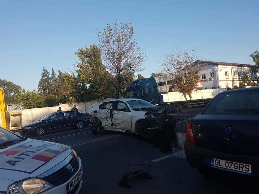 Impact cu tânăr rănit şi cinci autovehicule avariate pe str. Traian