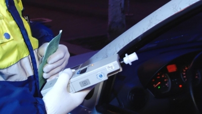 Beat, fără permis şi cu plăcuţe false de înmatriculare