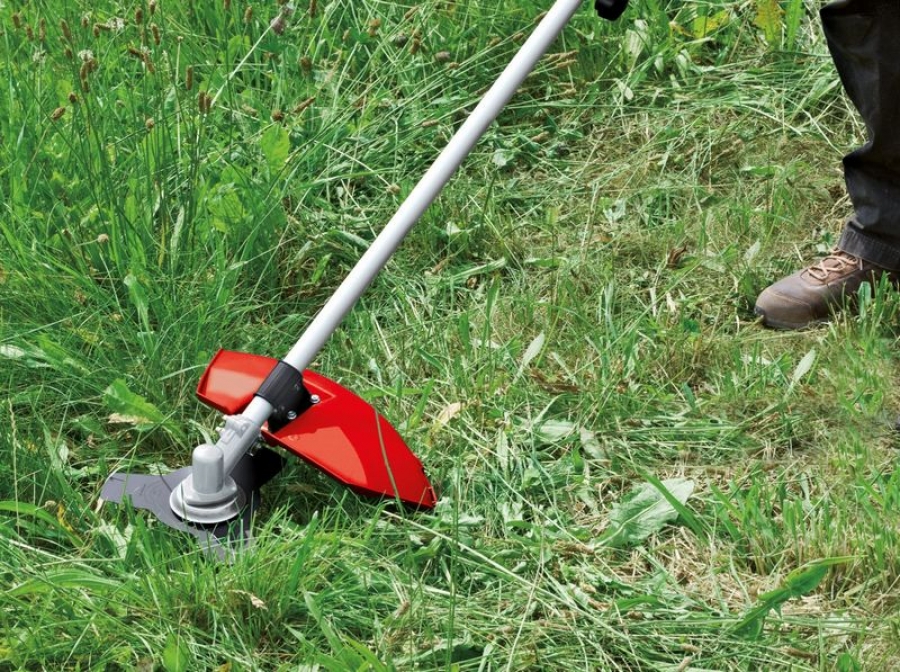 Continuă acţiunile de cosit în cartierele din Galaţi
