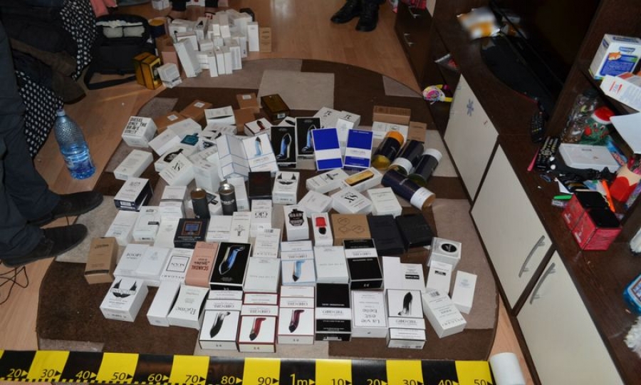 Percheziţii la Galaţi: Peste 150 de parfumuri "fake", descoperite de poliţişti înainte să fie vândute online