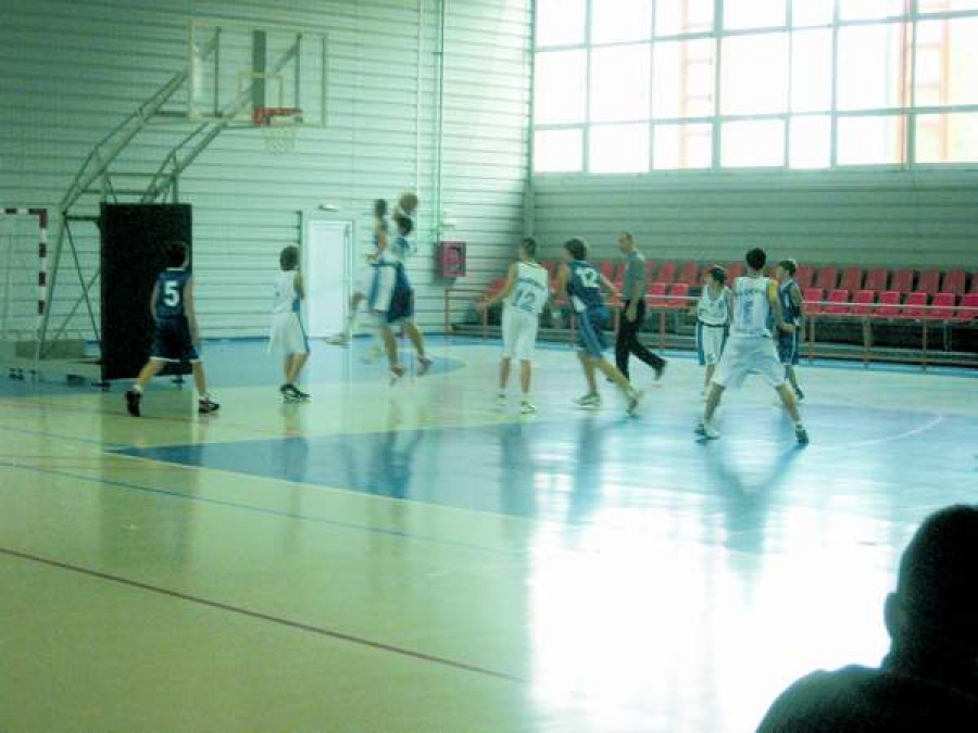 Băieţii de la Phoenix sunt lei pe teren propriu, fetiţele de la LPS încă doi paşi spre semifinale