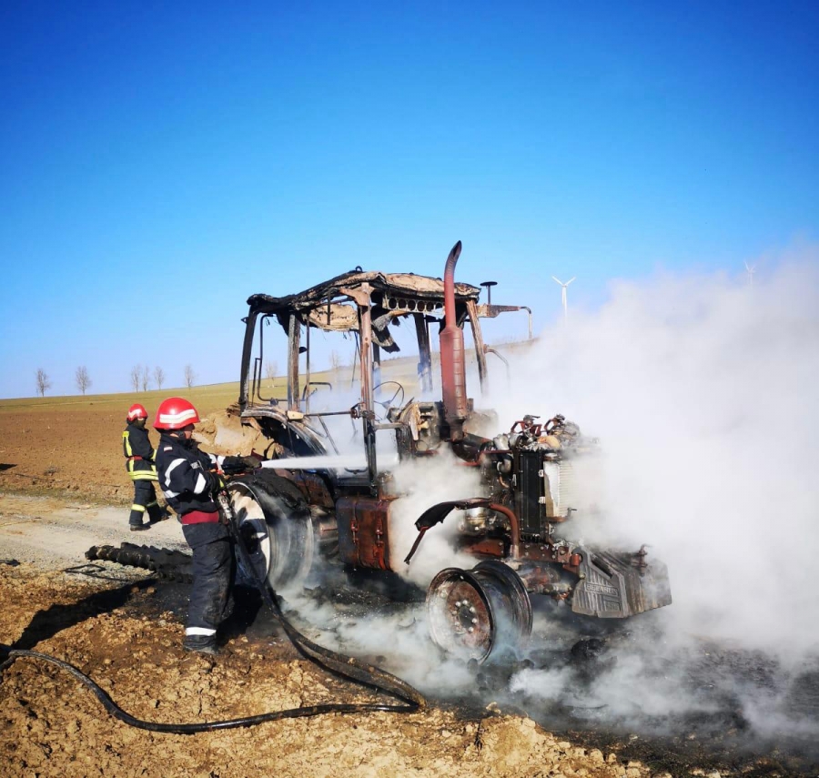 Tractor în flăcări, la Tulcea (VIDEO)