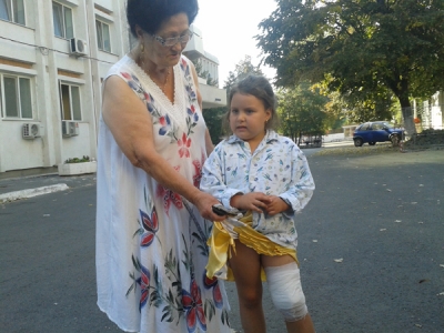 Fetiţă muşcată de câine în curtea spitalului din Tg. Bujor