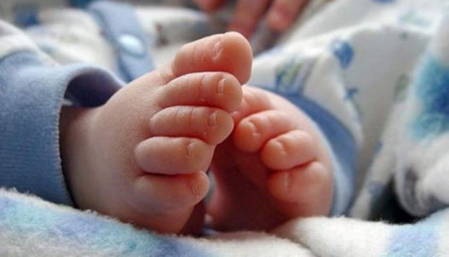 Bebeluş de 3 luni găsit mort de mamă