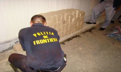Aproape 30.000 de ţigarete, ascunse printre minereu de fier, într-un  tren de marfă