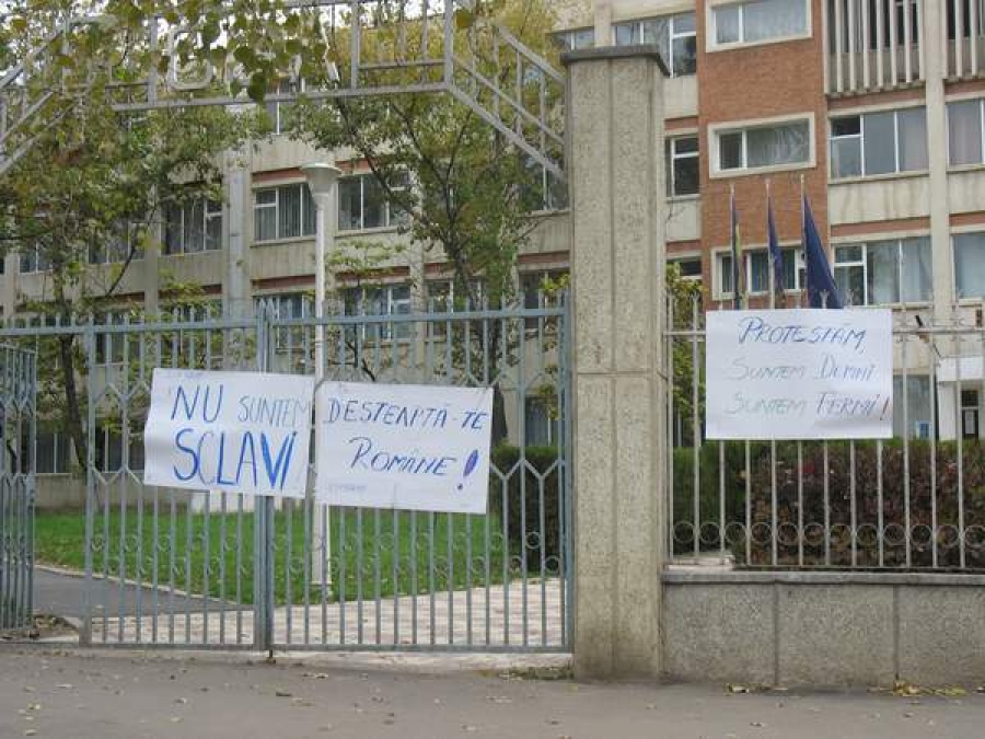 Profesorii de la „Elena Doamna” au dat startul protestelor din învăţământul gălăţean