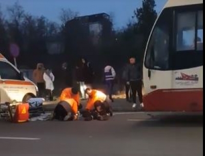 Lovită mortal de autobuz în timp ce traversa neregulamentar