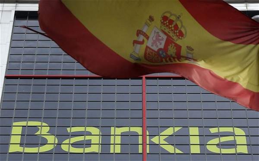 Tot mai mulţi spanioli îşi scot banii din bănci şi pleacă din Spania