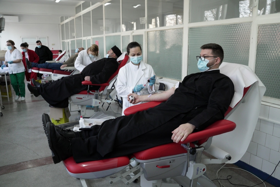 Preoţii din Brăila au donat sânge pentru răniţii din Ucraina