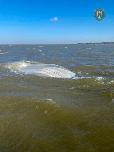 FOTO/VIDEO: Alertă în Delta Dunării: Persoane răsturnate cu barca pe Lacul Isac (UPDATE)