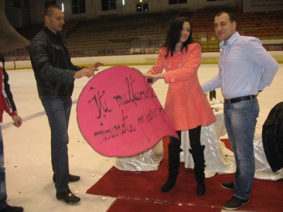 A închiriat Patinoarul ca să o ceară de soţie