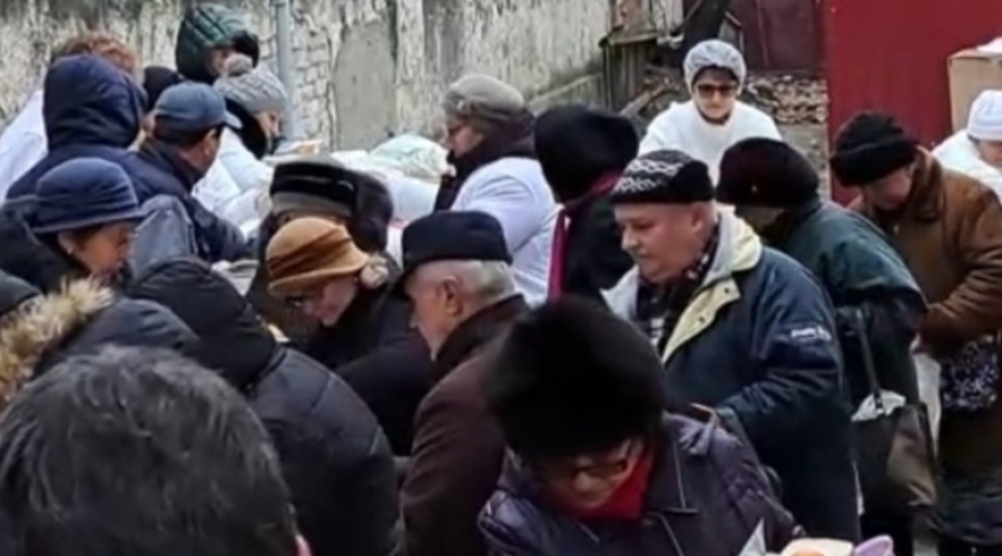 FOTO/VIDEO: Peste o mie de oameni au făcut coadă la moaște și sarmale, astăzi, de Sfântul Nicolae, la Brăila