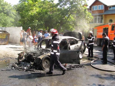 O limuzină a luat foc în mers