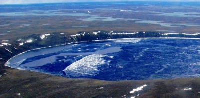 Misterele craterului Pingualuit, acel „ochi de cristal” cu apă super-pură