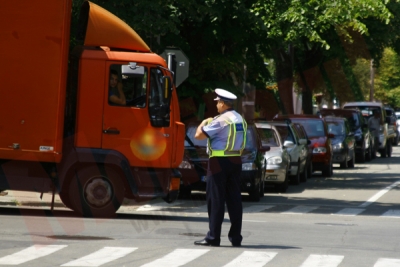 Sute de pietoni şi şoferi, sancţionaţi pentru că nu se respectă în trafic