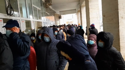 Buluc fără distanţare socială, din prima zi de lucru cu publicul la taxe şi impozite locale