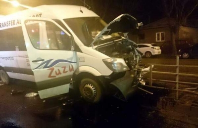 Pasager din microbuz străpuns de bara unui refugiu
