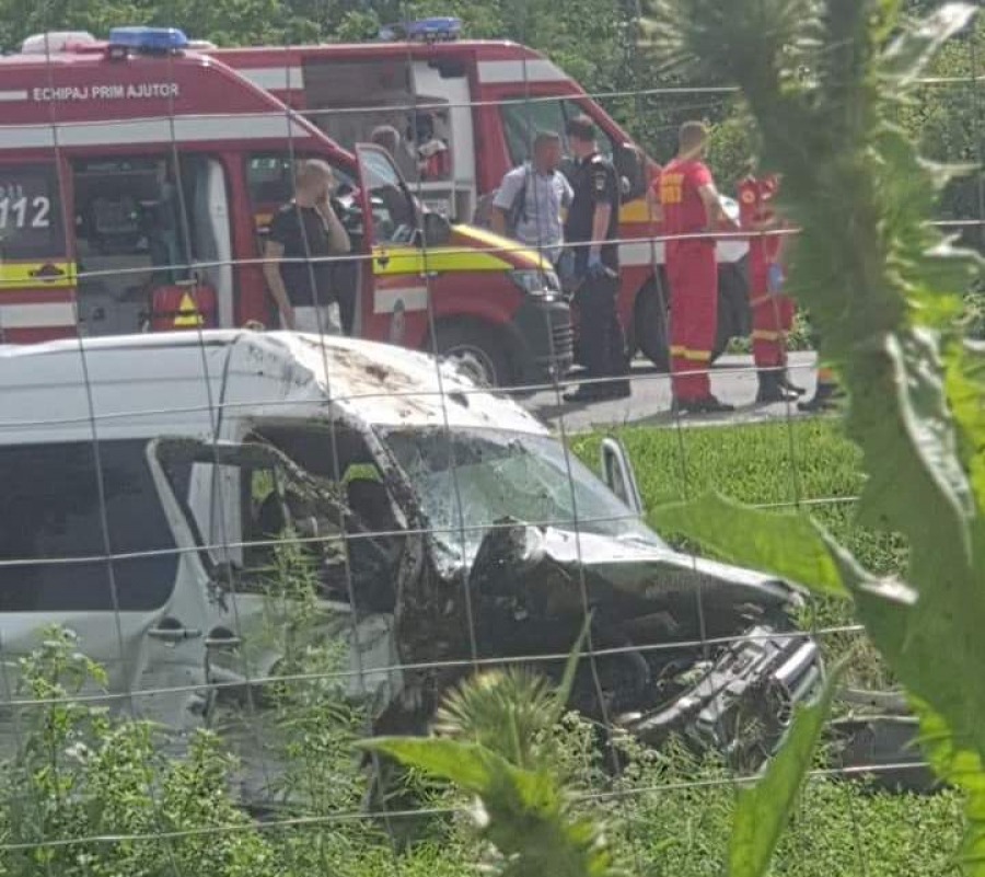 Coliziune între un autoturism şi un microbuz pe DN25