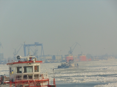 Alertă pe Dunăre! Convoaie blocate în gheaţă şi marinari izolaţi pe barje
