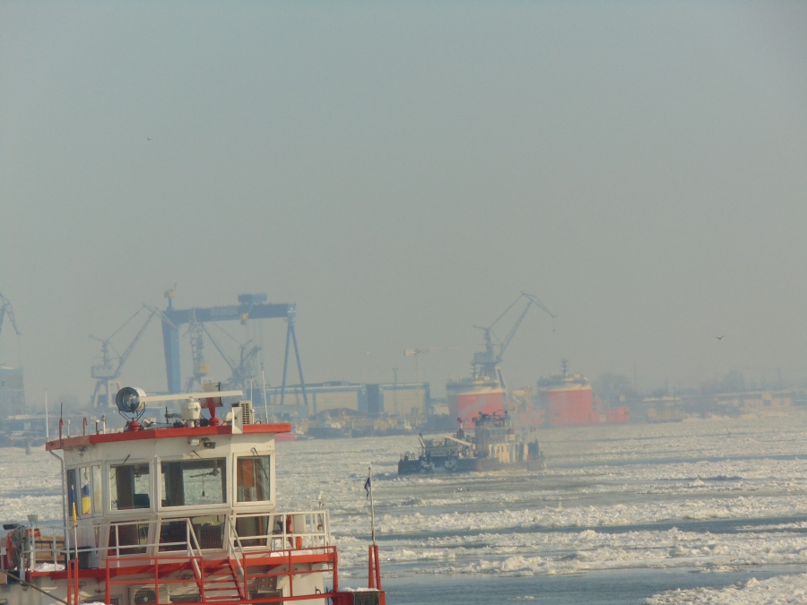 Alertă pe Dunăre! Convoaie blocate în gheaţă şi marinari izolaţi pe barje