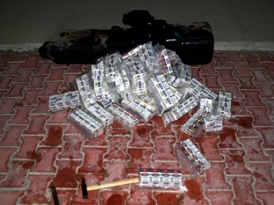 Rezervorul unui microbuz, „plin” cu ţigarete de contrabandă