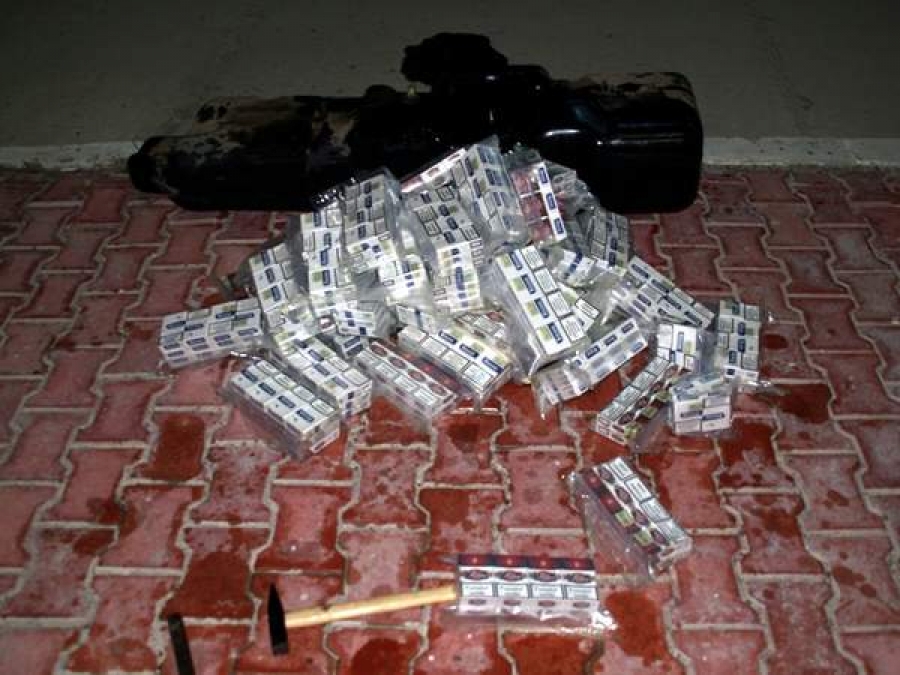 Rezervorul unui microbuz, „plin” cu ţigarete de contrabandă
