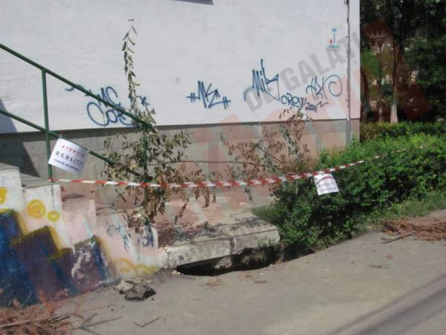 O surpare în trotuar tasează un bloc de pe str. Oltului