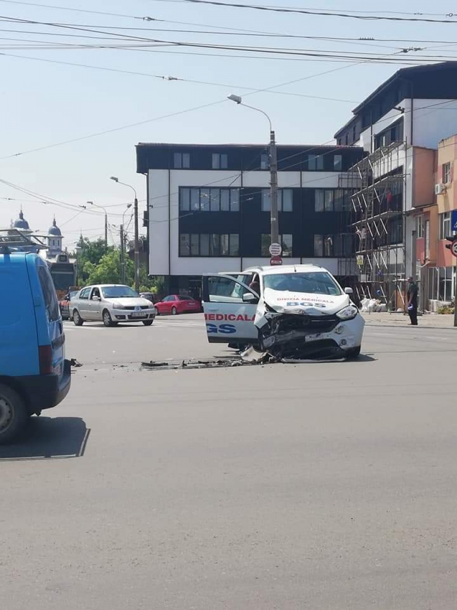 Accident între o ambulanţă şi un troilebuz, pe strada Frunzei