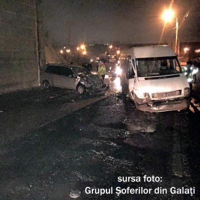 Două microbuze şi o maşină de poliţie, plus trei autoturisme, făcute praf