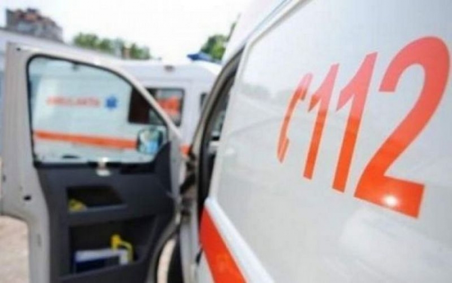 A traversat strada în fugă şi s-a izbit de un troleibuz