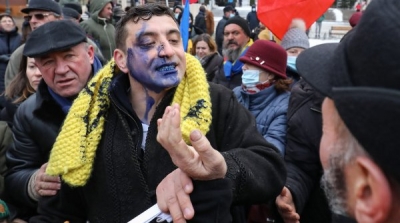 George Simion, liderul AUR, atacat cu cerneală la Iași de Ziua Principatelor (VIDEO)
