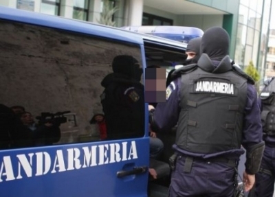 Scandalagiu băut care ameninţa trecătorii cu un cuţit, prins de jandarmi