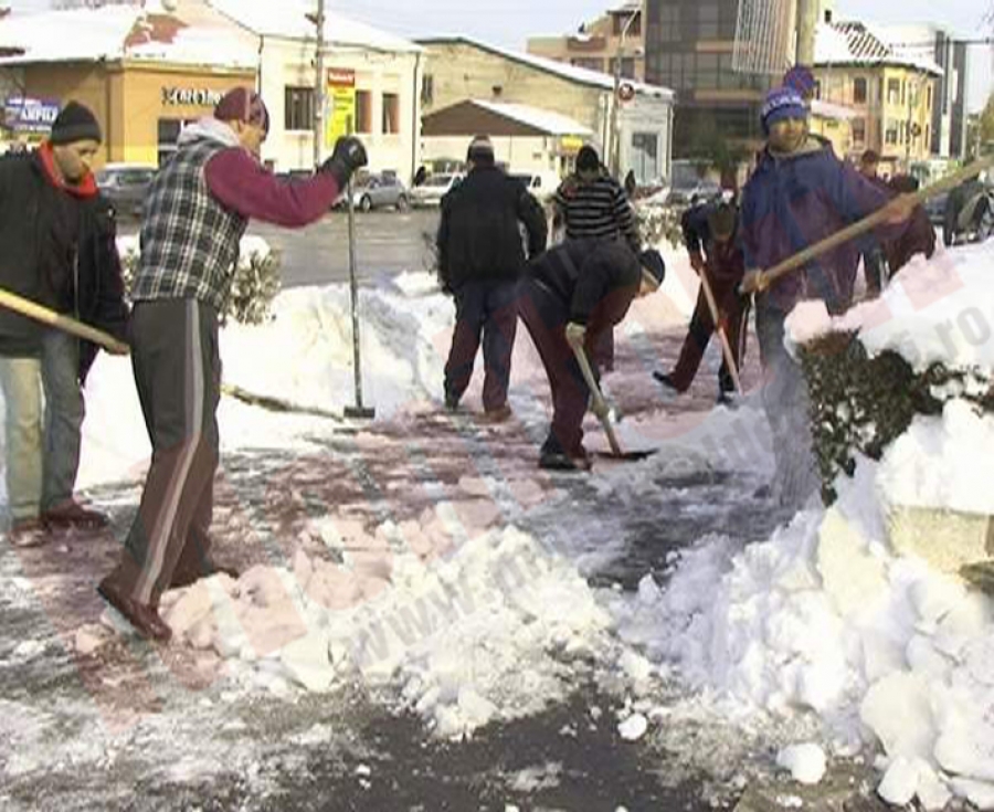 Voluntarii de după gratii au deszăpezit trotuarele Galaţiului