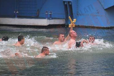 Un tânăr şomer a prins Crucea Bobotezei