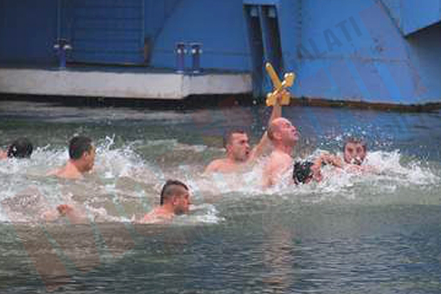 Un tânăr şomer a prins Crucea Bobotezei