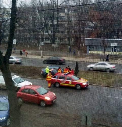 Fetiţă accidentată după ce maşina în care se afla a acroşat un alt autoturism