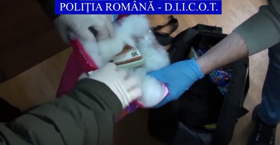Galaţi: Prins în flagrant când trimitea în Italia bancnote de euro falsificate ascunse într-o pernă (VIDEO)