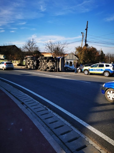 Copil rănit după ce un camion cu zgură s-a răsturnat