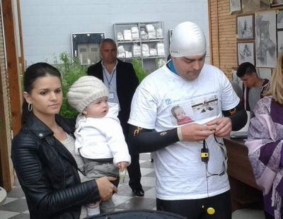 Maraton de înot în ploaie şi frig pentru a ajuta un copil