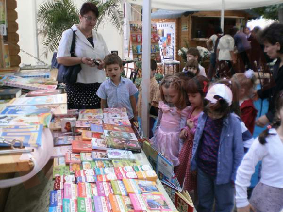 Clubul curioşilor, la biblioteca estivală din Parcul Eminescu