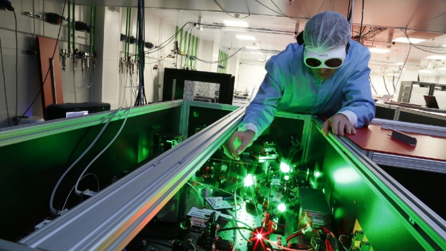 Laserul de la Măgurele: Au început experimentele pentru studiul interacţiunii pulsurilor laser de mare putere cu materia