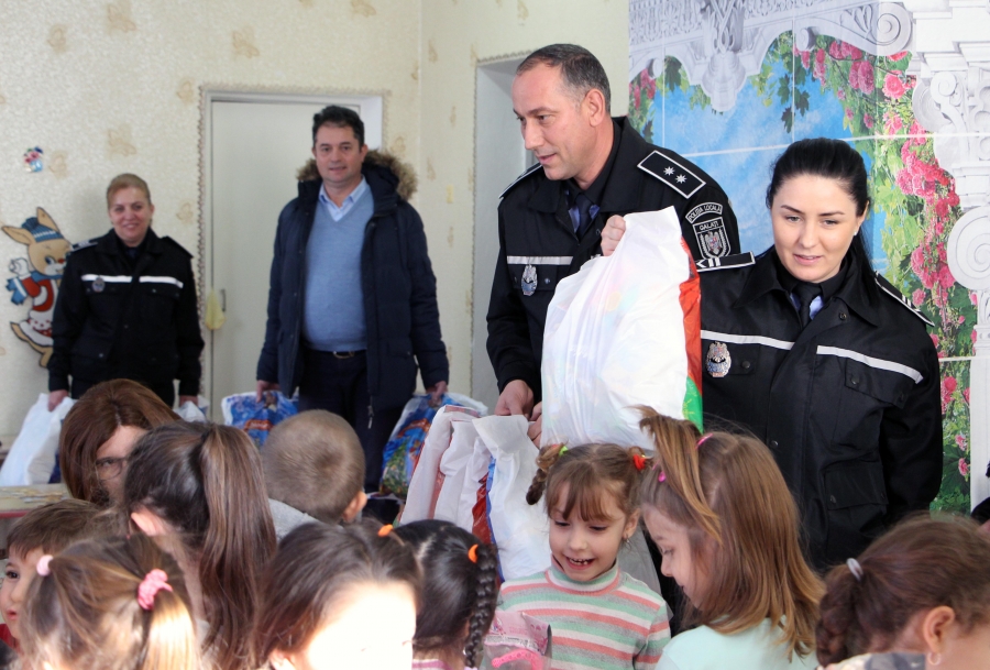Peste 100 de copii din Republica Moldova au primit daruri de la poliţiştii locali gălăţeni (FOTO)