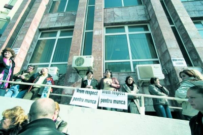 Finanţiştii gălăţeni au continuat protestele